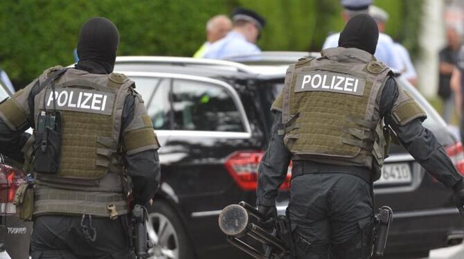 Polizisten eines Spezialeinsatzkommandos im Osten Stuttgarts. Der Großeinsatz legte das beschauliche Villenviertel lahm. Foto