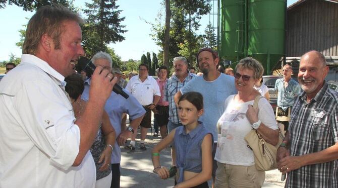Landwirt Markus Kern erläuterte einer großen Zahl an Interessierten beim Bauernhofbrunch und der Gläsernen Produktion jede Menge