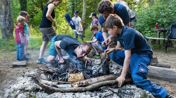 Trockene Zweige, Papier, Holz bei der Hand und dann viel Puste: Feuermachen ist das Wichtigste.
