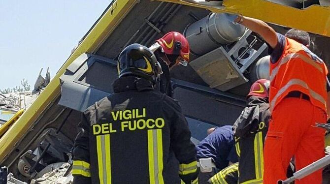 Rettungskräfte am Ort der Katastrophe nördlich von Bari. Foto: Italian Fire Brigade