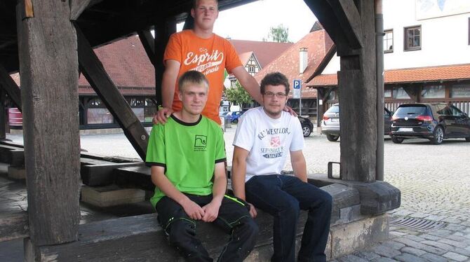 Junge Obstanbauer aus Dettingen auf dem Kelternplatz der Weinstadt Metzingen: Max und Lukas Kleih (vorne sitzend) und Nils Rande