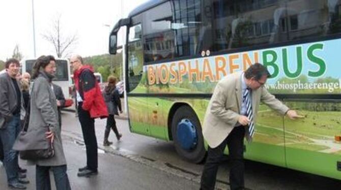 Der neue Biosphärenbus ist nicht zu verkennen: Römersteins Bürgermeister Michael Dohnt freut sich über ein schwarzes Schaf auf d