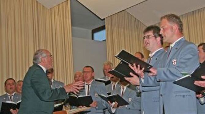 Viel Beifall bekamen die Akteure beim gemeinsamen Konzert des Männergesangvereins Erpfingen mit dem Stelzhamer Männerchor. FOTO: