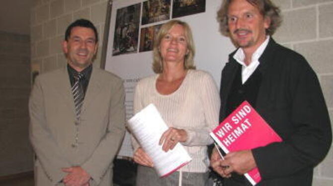 Formulierten bei der Ausstellungseröffnung Gedanken zum Thema &raquo;Heimat&laquo; (von links): VHS-Leiter Dr. Ulrich Bausch, Us