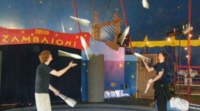 Keulen wirbeln im Zirkus Zambaioni durch die Luft: Aufwendige Jonglage gehört zum Programm &raquo;Mit Keule, Kind und Kegel&laqu