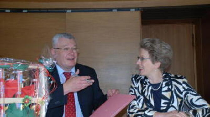 Vertragsunterzeichnung im Reutlinger Rathaus mit den Oberbürgermeistern Barbara Bosch (rechts) und dem Mössinger Schultes Werner