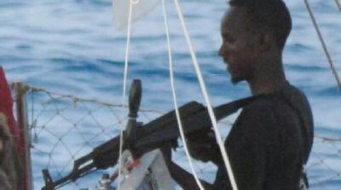Ein Pirat an Bord einer vor Somalia gekaperten Jacht. ARCHIVFOTO: DPA