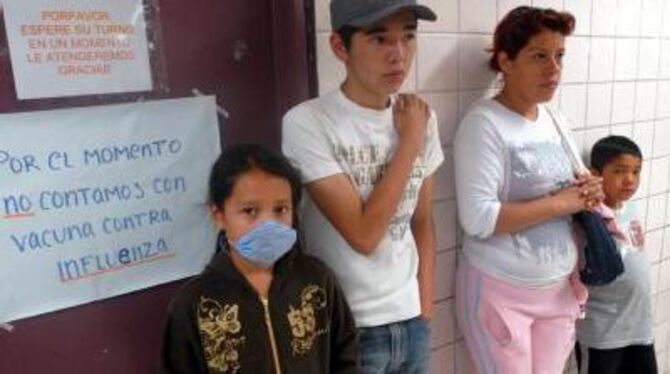 Patienten in einem Gesundheitszentrum in Mexiko-Stadt warten, bis sie an der Reihe sind. FOTO: DPA