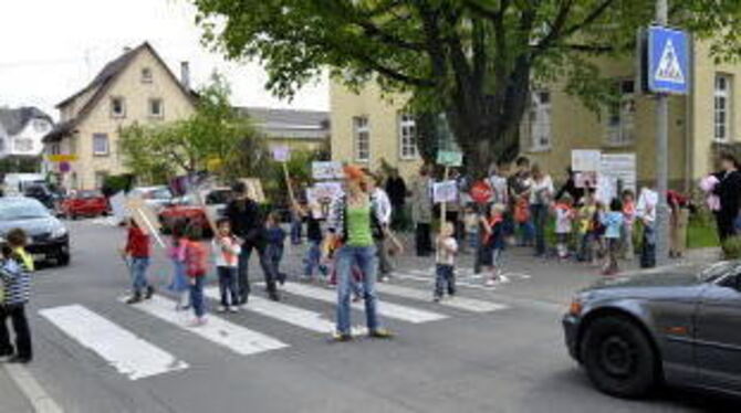 &raquo;Danke fürs Anhalten&laquo;: Plakative Aktion der Betzinger Kindergartenkinder und ihrer Eltern am Zebrastreifen in der Ei
