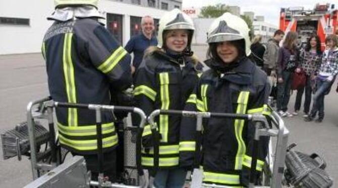 Girls Day: Bei der Feuerwehr ging's mit der Drehleiter steil nach oben.  FOTO: STÖRK