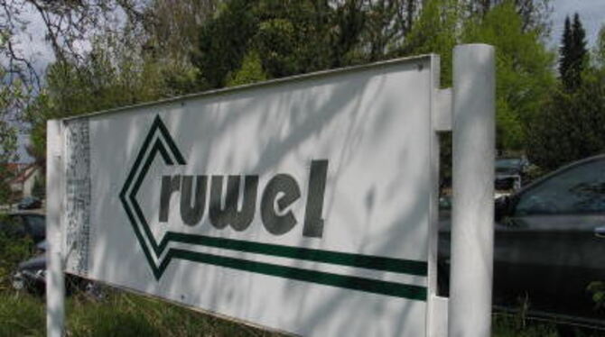 Raus - ein Firmenemblem wie ein Pfeil: Ruwel hat in Pfullingen 122 Mitarbeitern gekündigt.  GEA-FOTO: SCHEIB