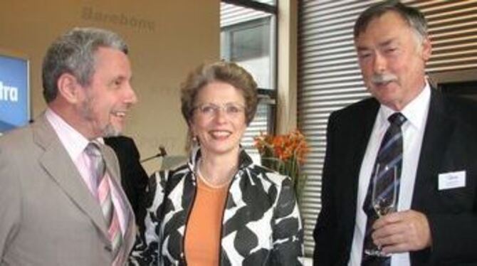 Die Reutlinger Oberbürgermeisterin Barbara Bosch und der Kirchentellinsfurter Bürgermeister Bernhard Knauss (links) gratulierten