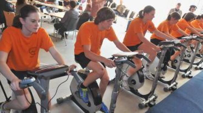 Schüler des Kepler-Gymnasiums testeten gestern das &raquo;virtuelle Fitness Center&laquo;. FOTO: TRINKHAUS