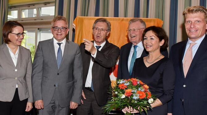 Die CDU verabschiedet Dieter Hillebrand (Vierter von rechts) als Landtagsabgeordneten. Rechts von ihm: Ministerpräsident a. D. E