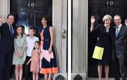 Und tschüss: Familie Cameron (l.) geht, Theresa May und ihr Mann Philip John May ziehen in die Downing Street 10 ein. Foto: A