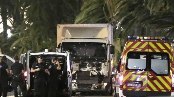 Der Lastwagen in Nizza nach der tödlichen Fahrt. Foto: Franck Fernandes
