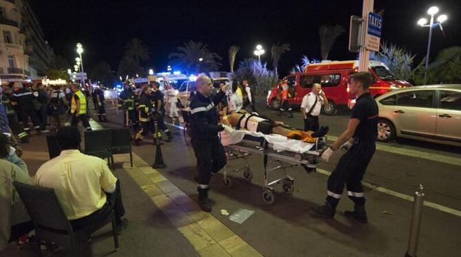 Verletzte auf der populären Promenade des Anglais in Nizza. Foto: Olivier Anrigo