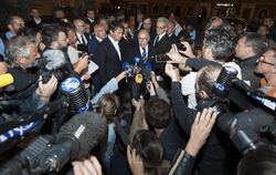 Frankreichs Innenminister Cazeneuve spricht in Nizza zu Medienvertretern. Foto: Olivier Anrigo
