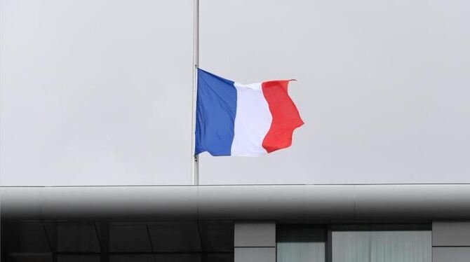 Die französische Flagge auf dem Dach der Botschaft von Frankreich in Berlin weht auf halbmast. Foto: Soeren Stache