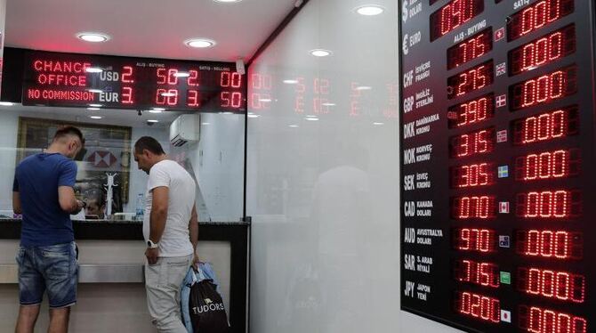 Wechselstube in Istanbul: Die türkische Lira stürzte kurz nach den Putschnachrichten ab. Foto: Sedat Suna/Archiv