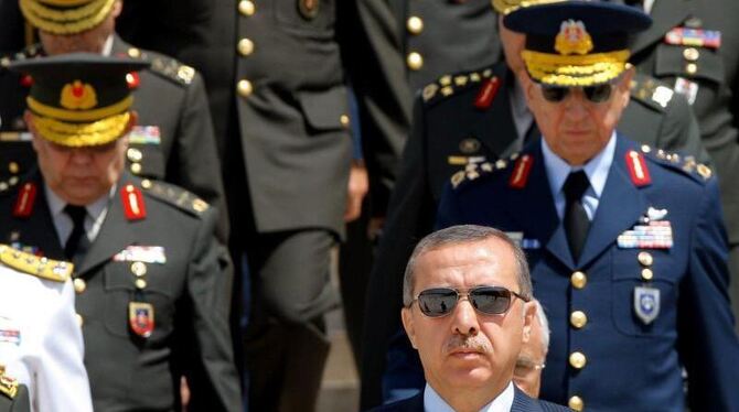 Recep Tayyip Erdogan auf einem Archivbild vom 1.8.2010 mit der damaligen türkischen Militärführung. Foto: Riza Ozel/Anatolian
