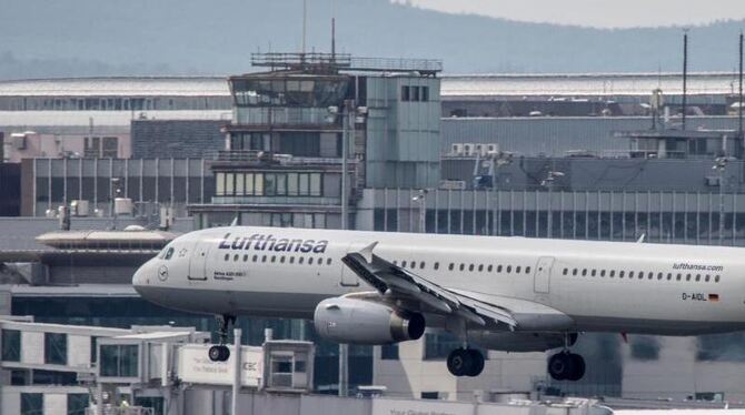 Die Lufthansa will beobachten, wie sich die Lage in der Türkei entwickelt. Foto: Boris Roessler