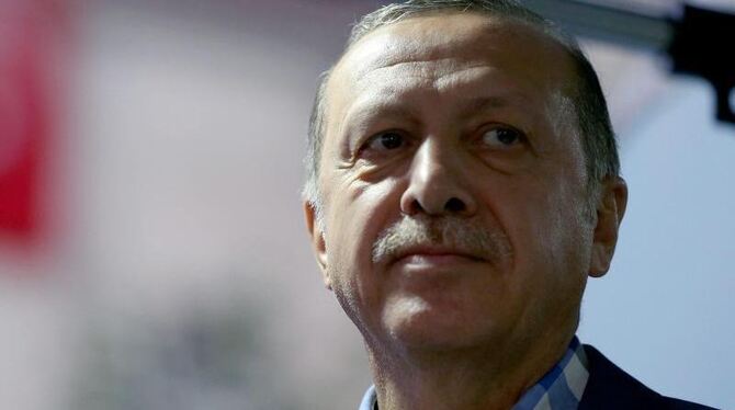 Präsident Erdogan spricht nach dem Ende des gescheiterten Putsches zu seinen Anhängern. Foto: epa/str