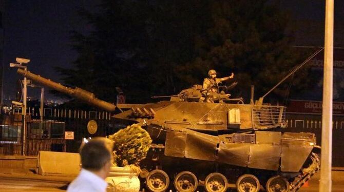 Ein Panzer fährt in der Nacht des Putschversuchs durch die Straßen von Ankara. Foto: epa/str