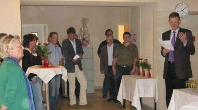 Bürgermeister Alexander Schweizer (rechts) hatte zum Feiern eingeladen. GEA-FOTO: BARAL