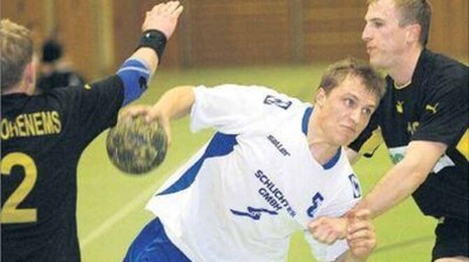 Durchgesetzt: Lothar Schulz (mit Ball) und der TSV Dettingen hoffen auf den Aufstieg in die Landesliga. 
FOTO: LANGER