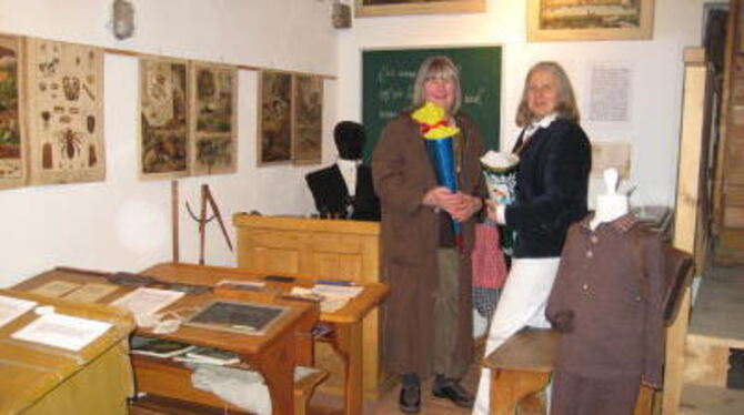 Plötzlich wird die Schule bunt: Doris Schuster, links, und Heiderose Tiefenbach in der neuen Ausstellung im Dorfmuseum.  FOTO: K