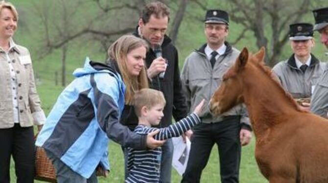 Luca Zinsenhofer mit Mama und seinem Patenfohlen &raquo;Colette&laquo;. Dahinter (von links) Alexandra Lotz vom Gestüt, Holger S