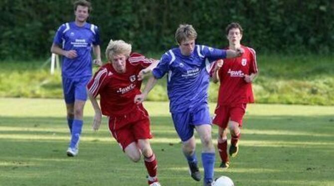 Die besten Torjäger ihrer Klubs im direkten Duell: Metzingens Benjamin Plangger (rechts) und Oliver Lapaczinski von der TSG Tübi