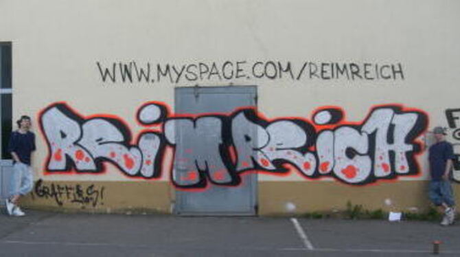 Die letzten Tage der Wand genutzt: Florian Nädele (links) und Martin Labacher sprühten auf dem alten Bowa-Gelände, bevor die Geb