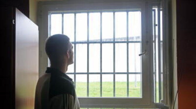 Der Blick nach draußen - reicht oft nur bis zur nächsten Mauer. Abschiebehäftlinge leben wie Straftäter. 
FOTO: DPA