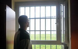 Der Blick nach draußen - reicht oft nur bis zur nächsten Mauer. Abschiebehäftlinge leben wie Straftäter. 
FOTO: DPA