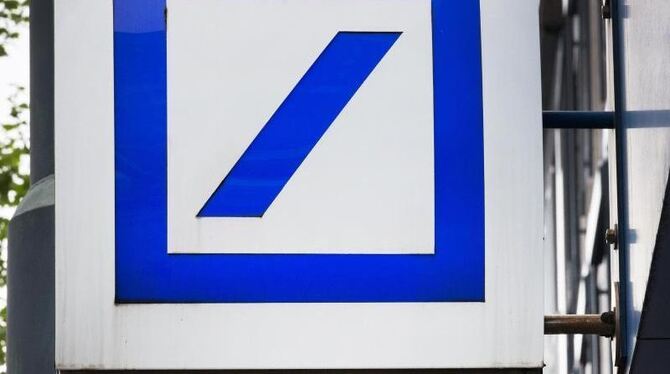 Das Logo der Deutschen Bank an einer Filiale mit Geldautomaten. Foto: Martin Gerten