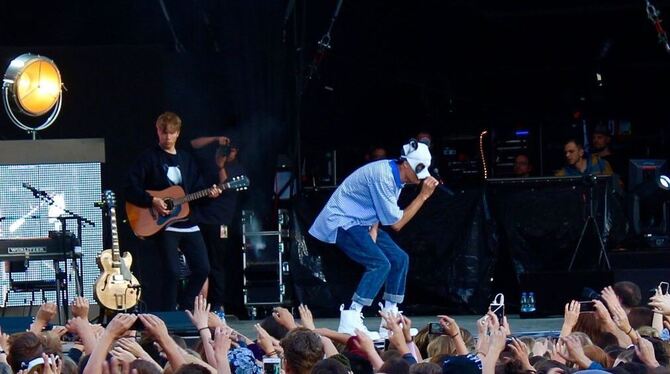 Rapper Cro bei einem Konzert auf dem Schlossplatz in Stuttgart. FOTO: KAPPEL