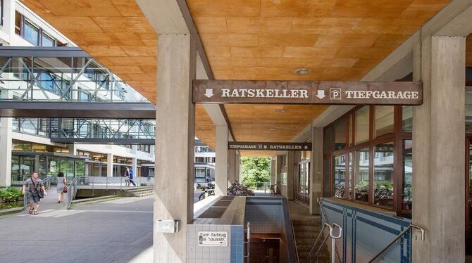 Eingang zum Ratskeller am Marktplatz: Nur wenig erinnert noch an die ehemalige »gute Stube der Stadt«. FOTO: TRINKHAUS Eingang zum Ratskeller am Marktplatz: Nur wenig erinnert noch an die ehemalige »gute Stube der Stadt«. FOTO: TRINKHAUS
