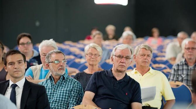 Rund achtzig Bürger kamen zur Erörterung in die Sonnenbühler Sporthalle in Genkingen.