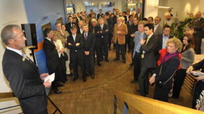 »Ein Novum für die Volksbank«: Vorstandschef Josef Schuler (links) mit Eröffnungsgästen in der Marktplatz-Filiale.