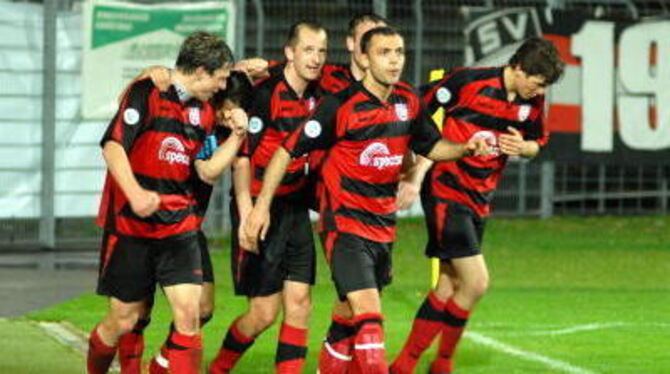 Reutlinger Tor-Jubel: Von links Lars Heller, der zweifache Torschütze Denis Lapaczinski und Innenverteidiger Ivan Cosic. FOTO: T