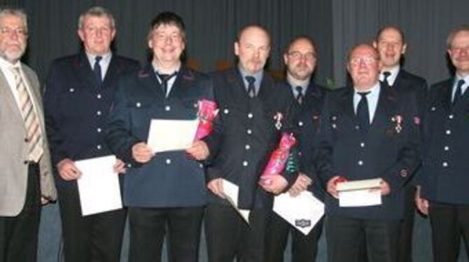 Ehrung bei der Feuerwehr in St. Johann (von links): Bürgermeister Eberhard Wolf, Fritz-Otto Röpke, Siegbert Lamparter, Matthias