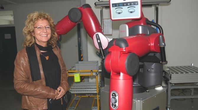 Bei ihrem Besuch an der Hochschule machte die Bundestagsabgeordnete Beate Müller-Gemmeke Bekanntschaft mit »Paulchen«, dem Robot