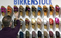 Protest gegen Kopien: Birkenstock nimmt Sandalen aus Online-Shop. Foto: Soeren Stache/Archiv