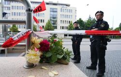 Blumen liegen am Zugang zur U-Bahnstation Olympia-Einkaufszentrum in München, den die Polizei nach einer Schießerei am Vortag ab