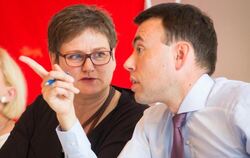 Leni Breymaier spricht bei einer Klausursitzung der SPD Baden-Württemberg in Stuttgart mit Nils Schmid.