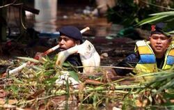 Nach dem Dammbruch in Jakarta suchen Helfer  Überlebende. FOTO: DPA