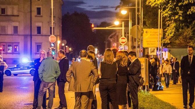 Bombendrohung: Polizeibeamte und Gäste stehen vor dem Forum am Schlosspark in Ludwigsburg. Foto: Sdmg/Friebe