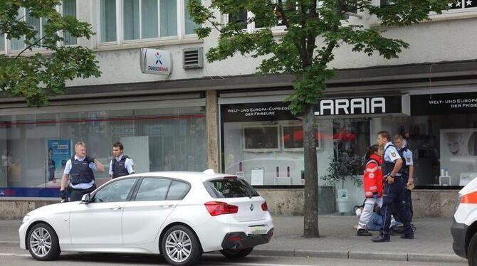 Der mutmaßliche Täter liegt am Boden.